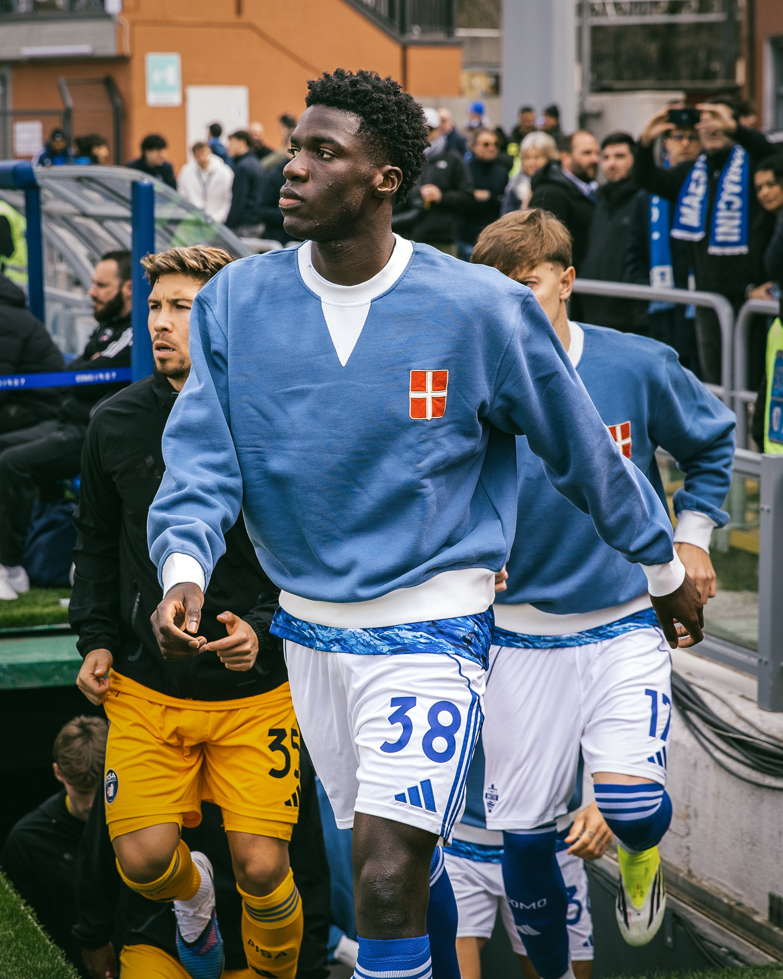 科莫继续玩复古。球衣意甲