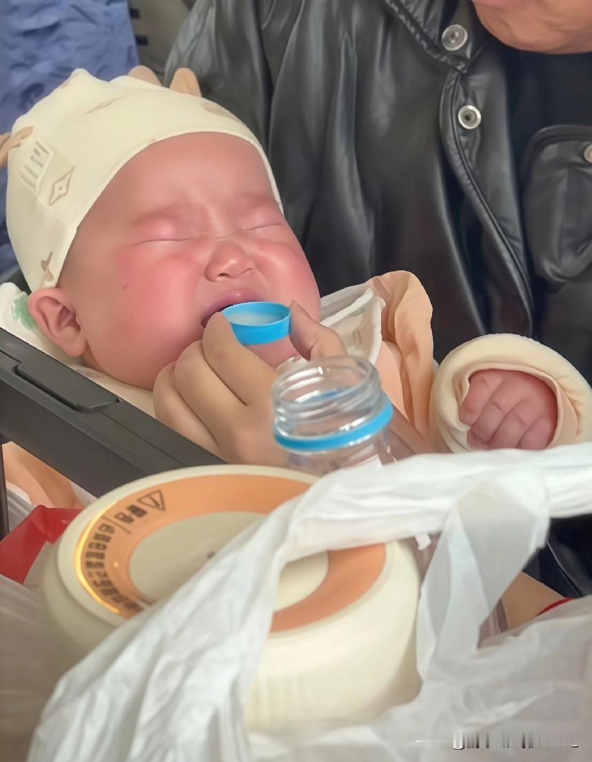 K234次列车上，
那个怀里孩子哭得撕心裂肺的宝妈，
估计这辈子都忘不了那个坐在