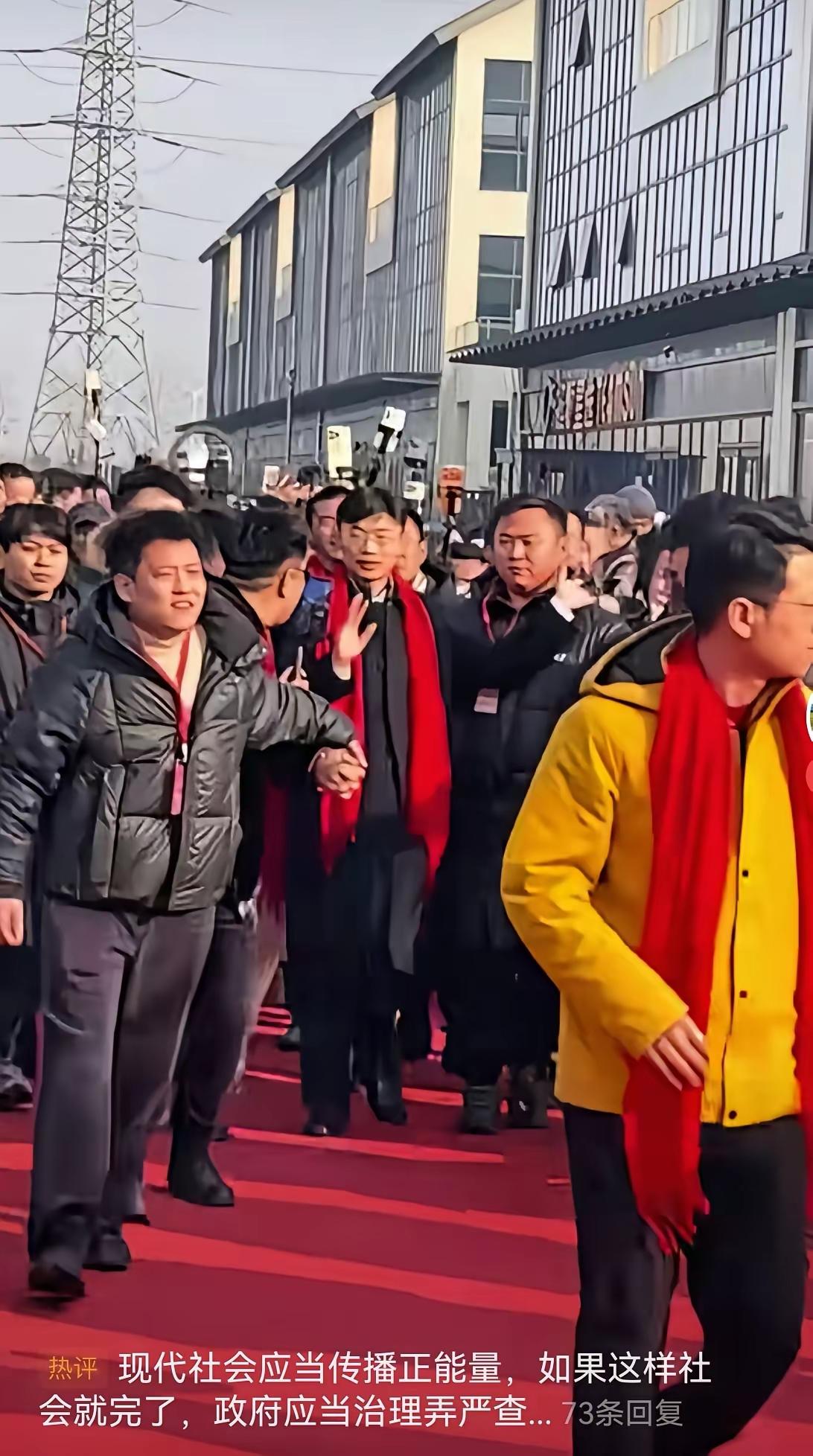 这难道是什么大领导出访了吗？整得架势挺大啊！娱乐明星能不能少整些自以为是，自欺欺