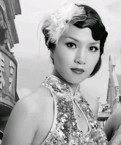 1938年，顾祝同偷偷在外养小妾，并把小妾肚子搞大，妻子许文蓉知道后，不哭不闹，