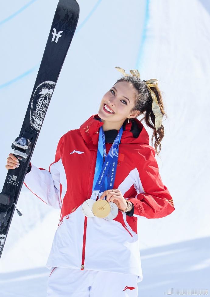 谷爱凌晒照悼念奶奶 谷爱凌晒照悼念奶奶：为了她 ❤️🏆 