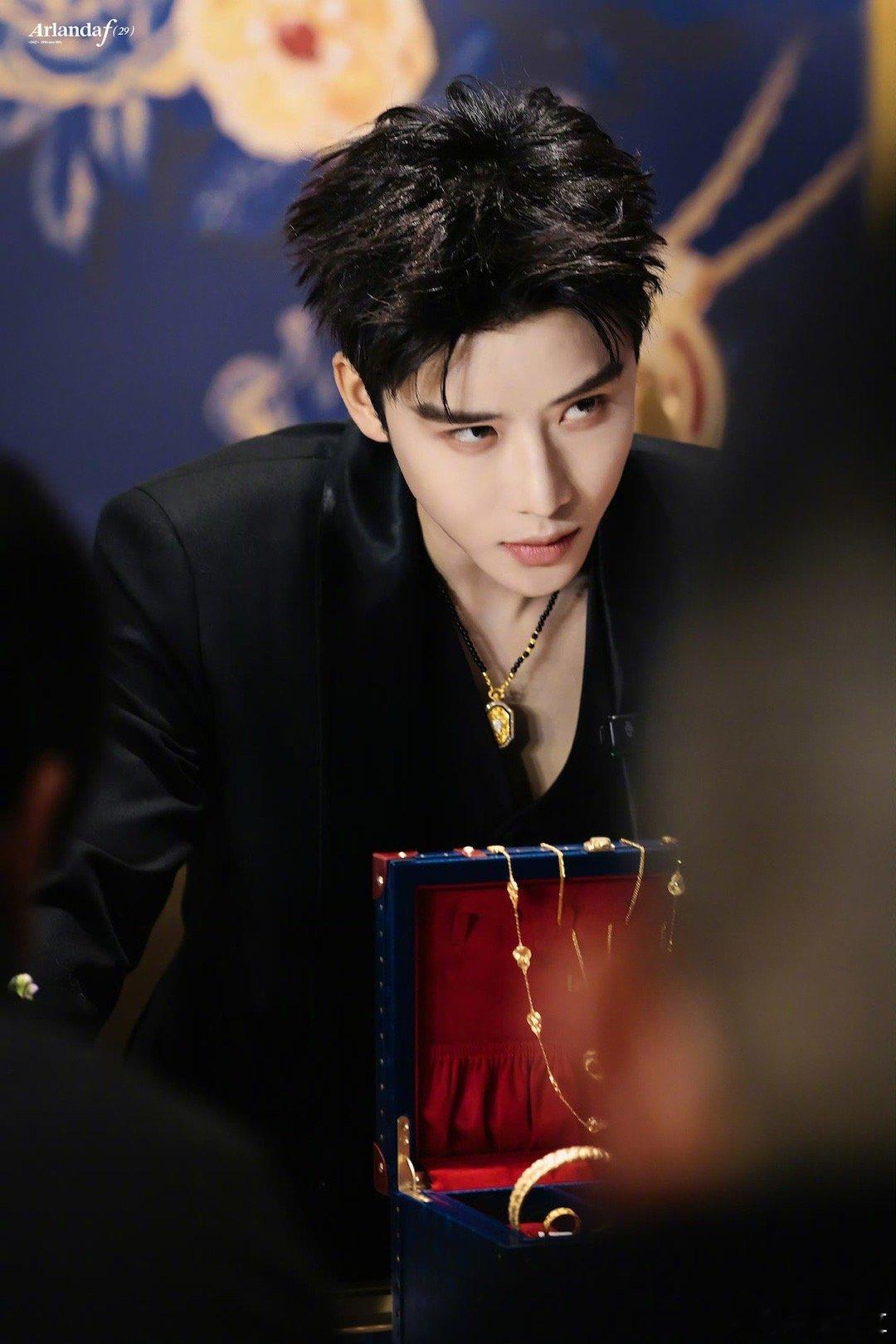 代高政你神图有了 更难得的是，这位帅哥不仅有颜，更暖心！前几天活动那么冷的天，他