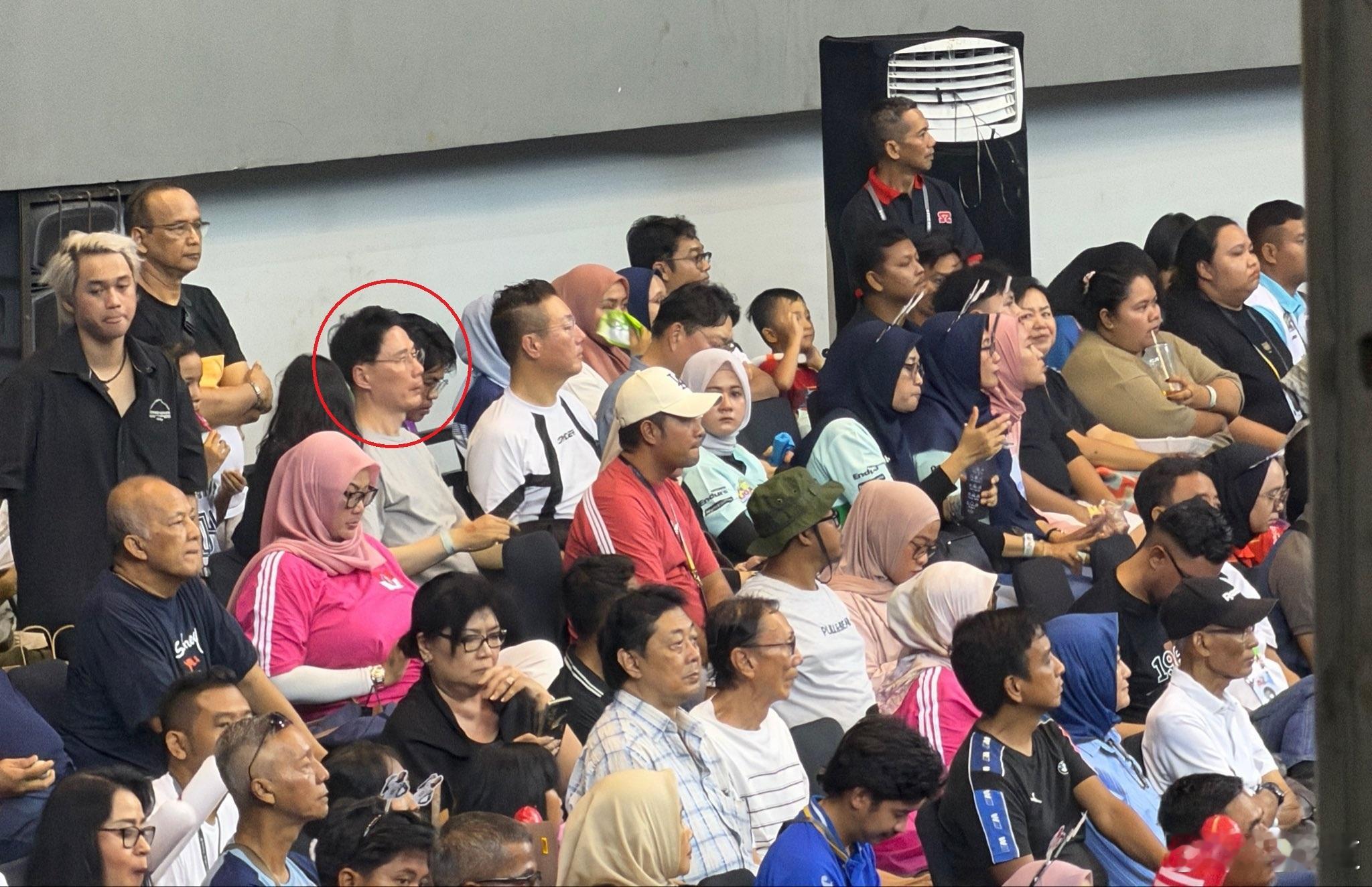 国际排坛动态韩国女排现代建设的主教练姜声炯出现在印尼女排联赛决赛的现场，去看谁呢