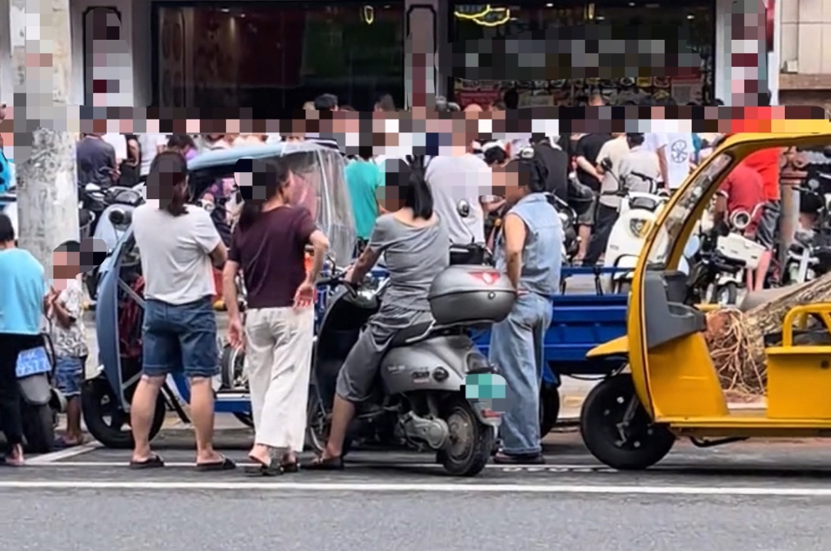 7月30日，玉林石南一个糖水店倒闭关门，据目击者称：闭店清仓的排队阵仗太夸张了！