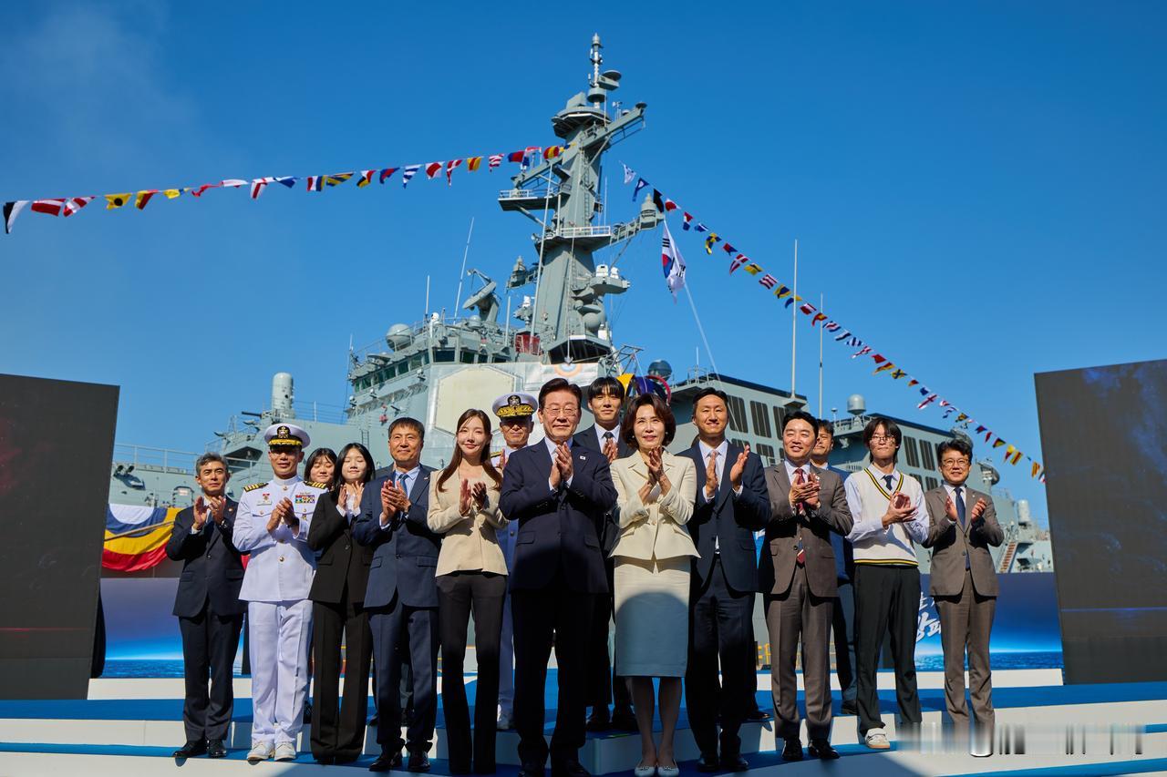韩国第六艘宙斯盾驱逐舰下水。韩国海军“大虎金宗瑞”号导弹驱逐舰在蔚山造船厂下水，