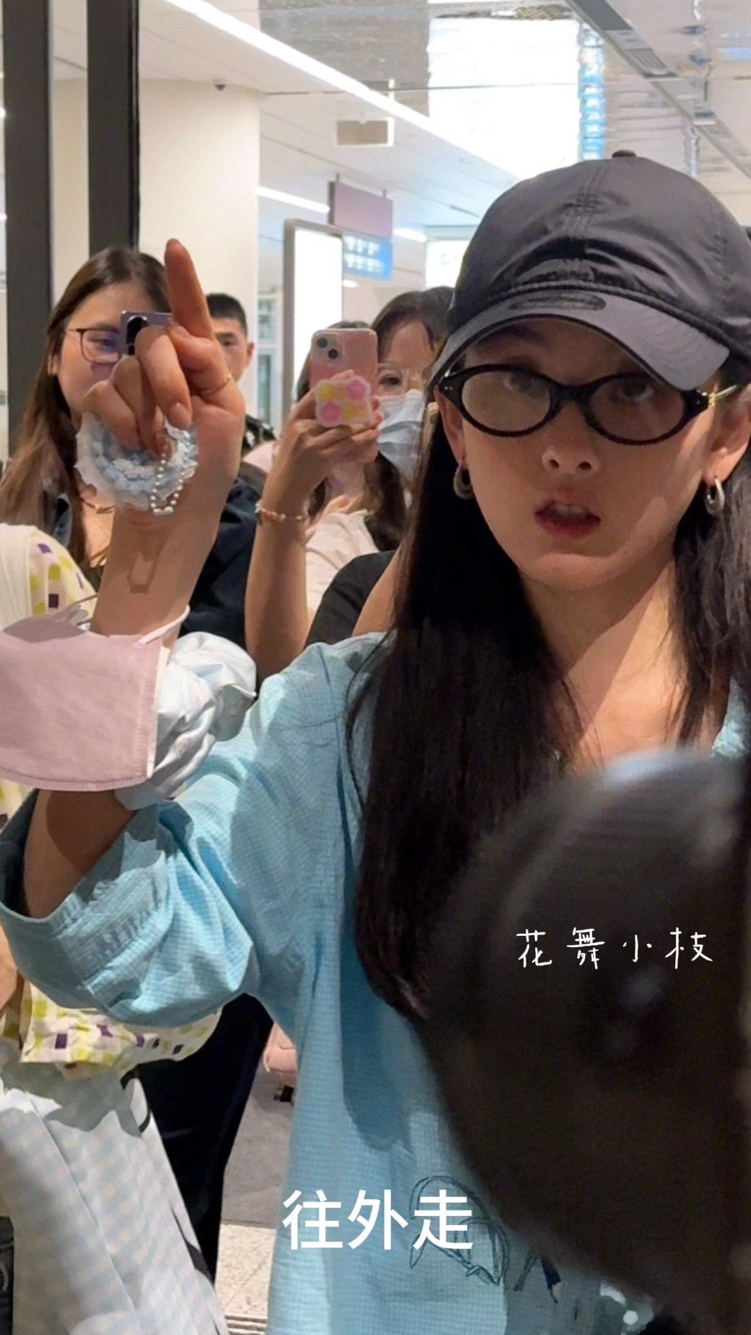 宋祖儿说你们不要叫我姐姐宋祖儿让大家不要叫她姐姐宋祖儿在机场被叫姐姐，随后说你们
