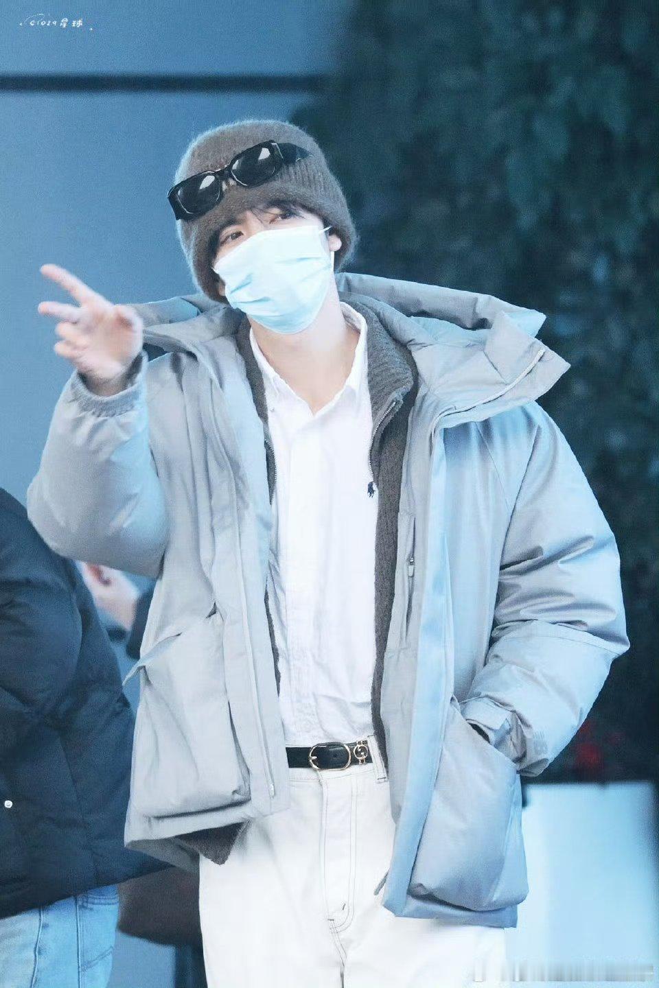 陈哲远大侦探录制路透，冷帽发型好奶这造型也太有气势了 