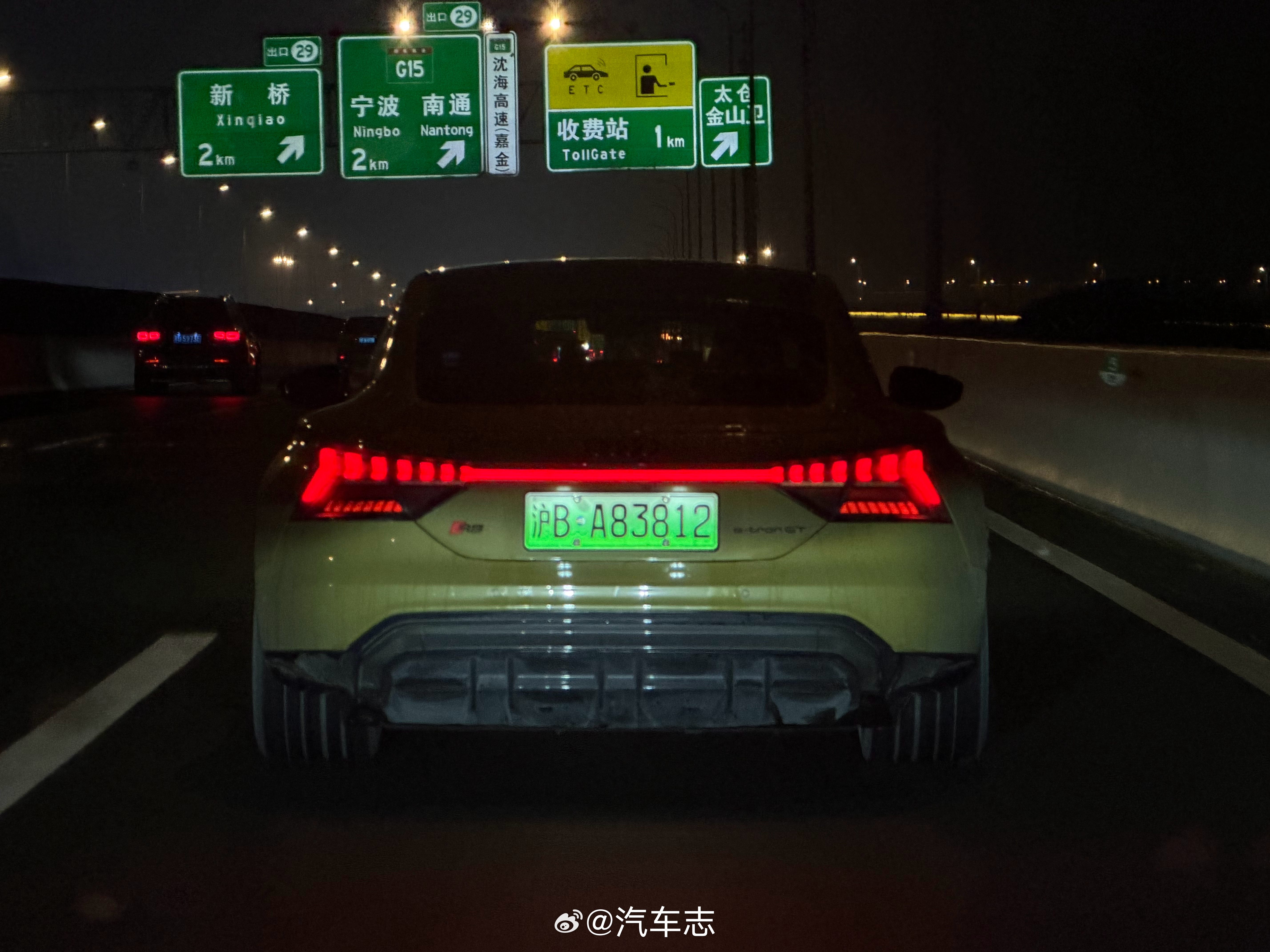 还得是大上海！战术绿RS e-tron GT这大宽胎太帅了，显得下盘特别饱满！！