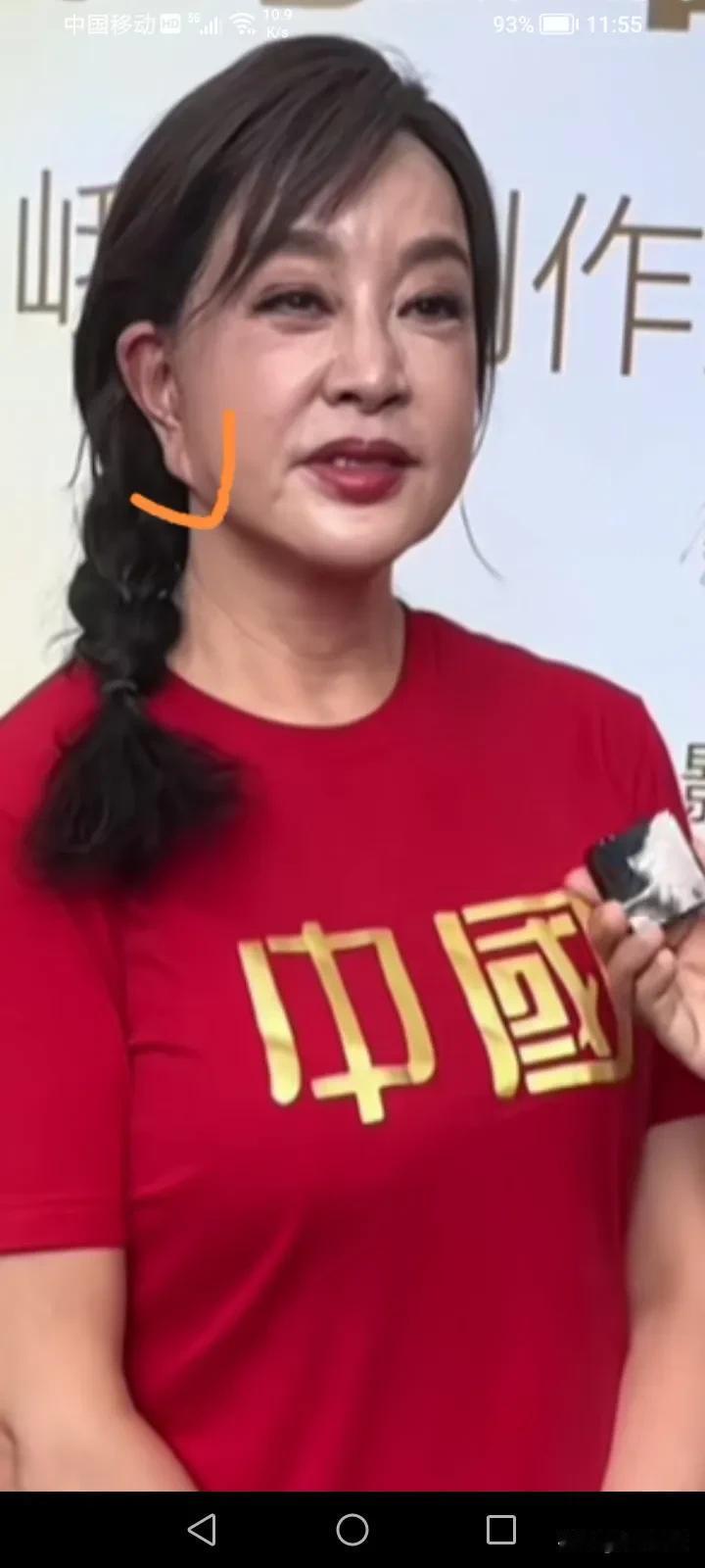 演艺界美人坯子刘晓庆七十多岁了保养得还像四、五十岁的少妇。但你发现没有，她的耳朵