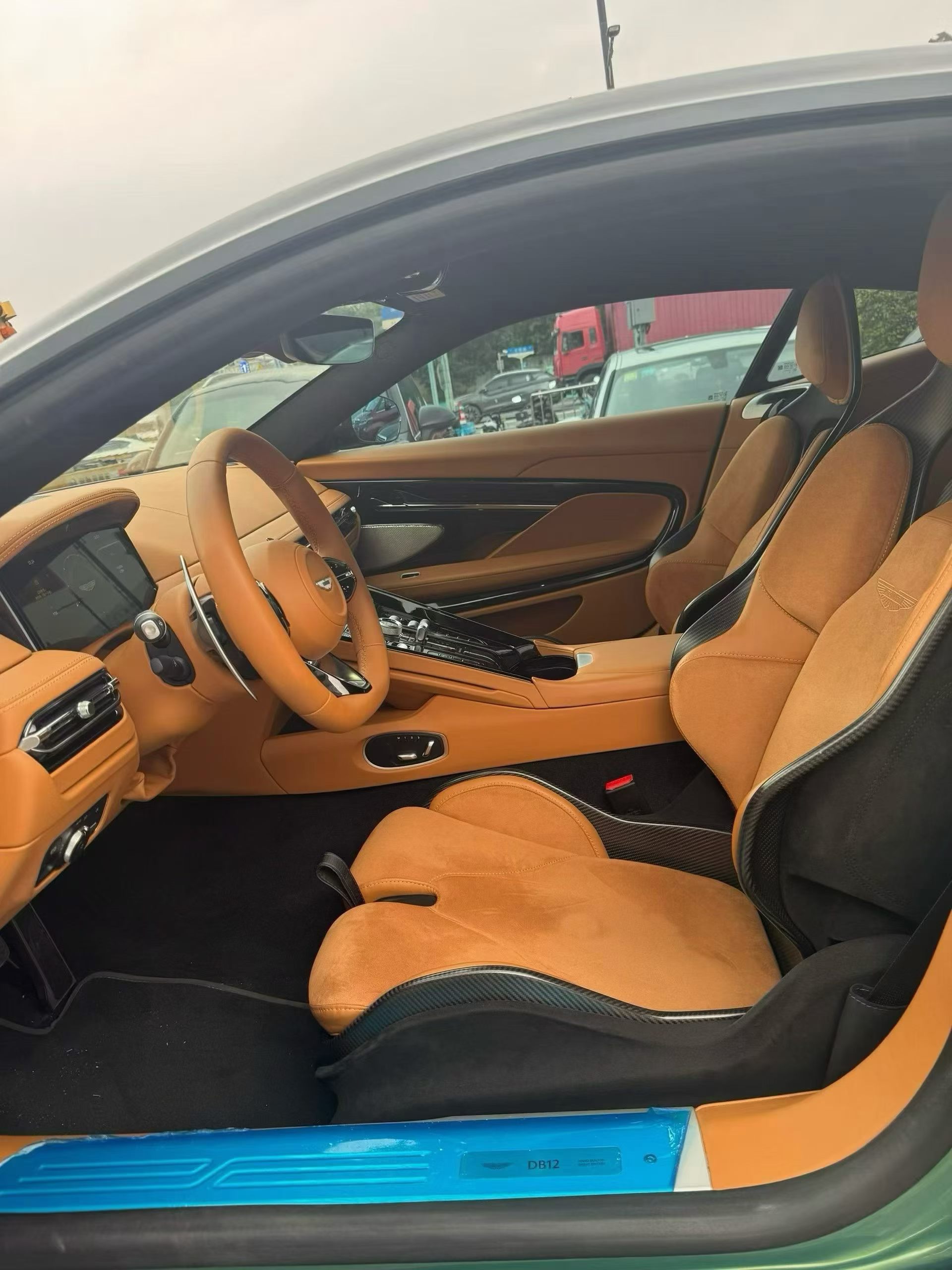 阿斯顿马丁DB12、唯一一台带赛道座椅，虹彩祖母绿车漆 Accelerate翻毛