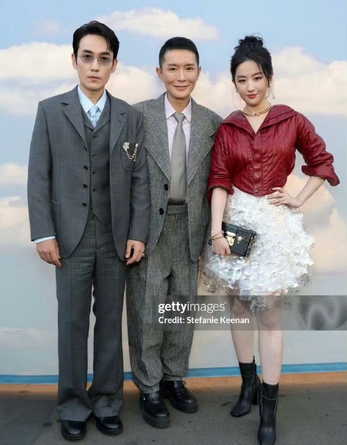 朱一龙，刘冲，刘亦菲的同框生图！[柯基][柯基][柯基]刘冲左边朱一龙右边刘亦菲