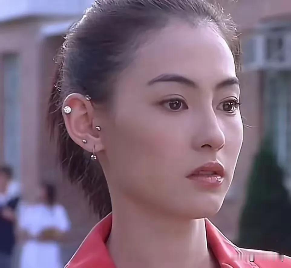 女星们为了美打耳洞可真疯狂，一只耳朵都打四五个耳洞，打耳垂还能理解，打在耳骨上看