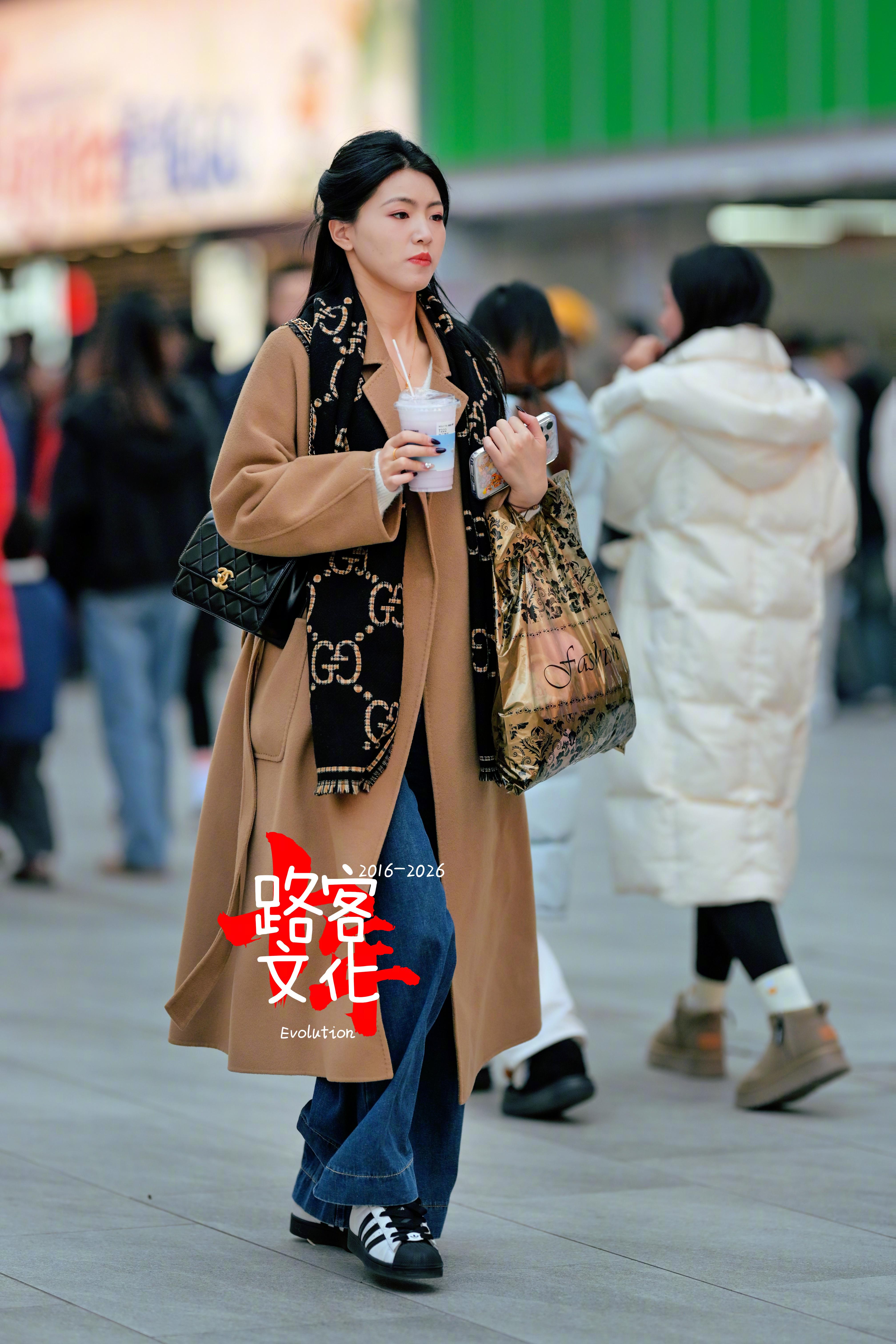 焦糖色穿搭在冬季很受欢迎 