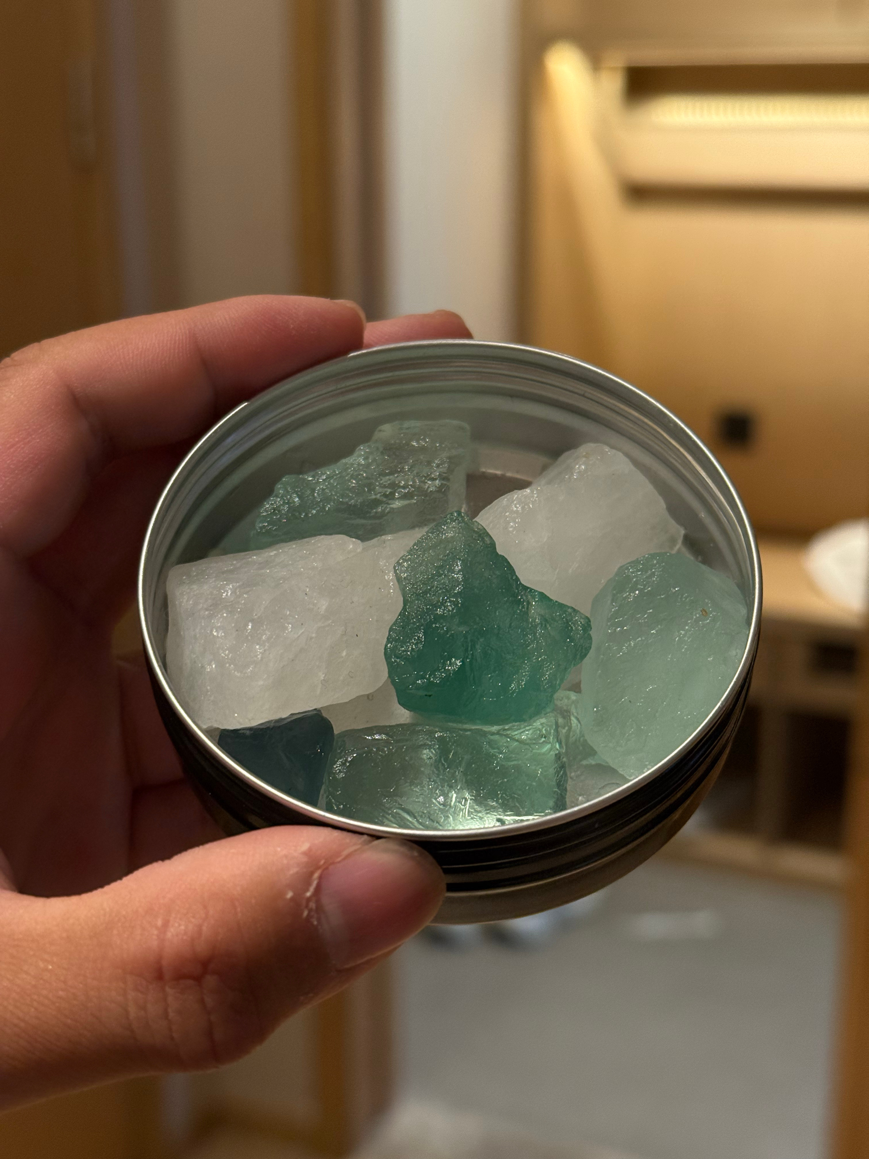 来一点这个酒店的细节，干净整洁就不用说了，刷牙杯是套了袋子的，牙刷也是非常柔软细