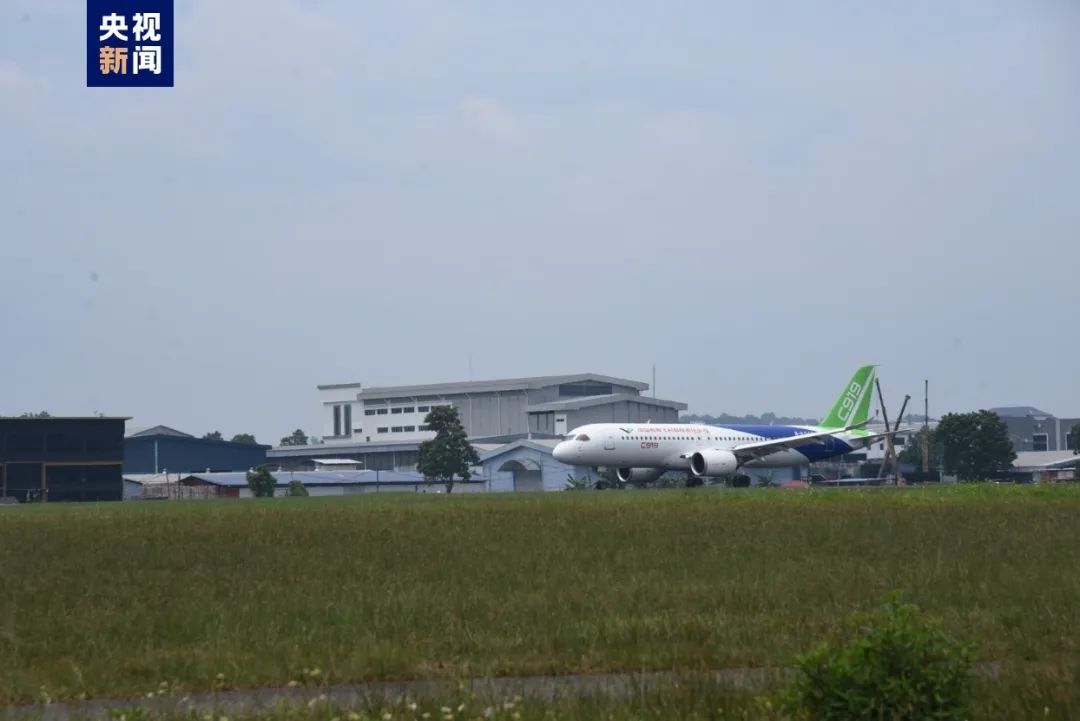 当地时间3月12日，中国生产的大型客机C919抵达马来西亚梳邦机场，这也是该款机