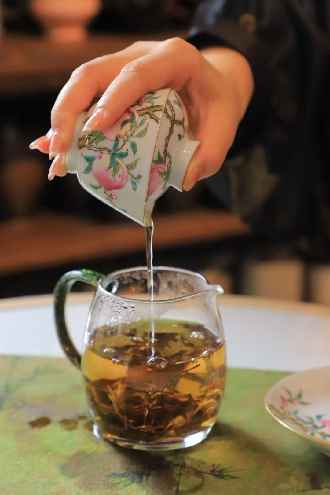 茶道  一杯茶，慢煮光阴不必刻意寻一处幽静的茶室，也不必备齐一整套讲究的茶具。一