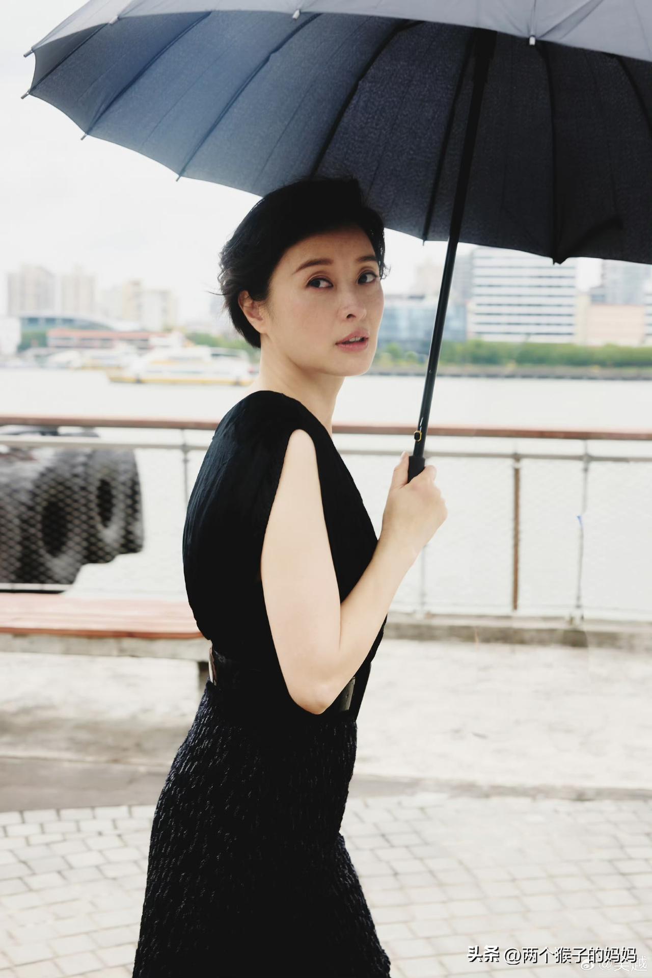 吴越的松弛感都写在脸上，自信温柔不矫揉造作👍似女神一般，又如清水芙蓉👍