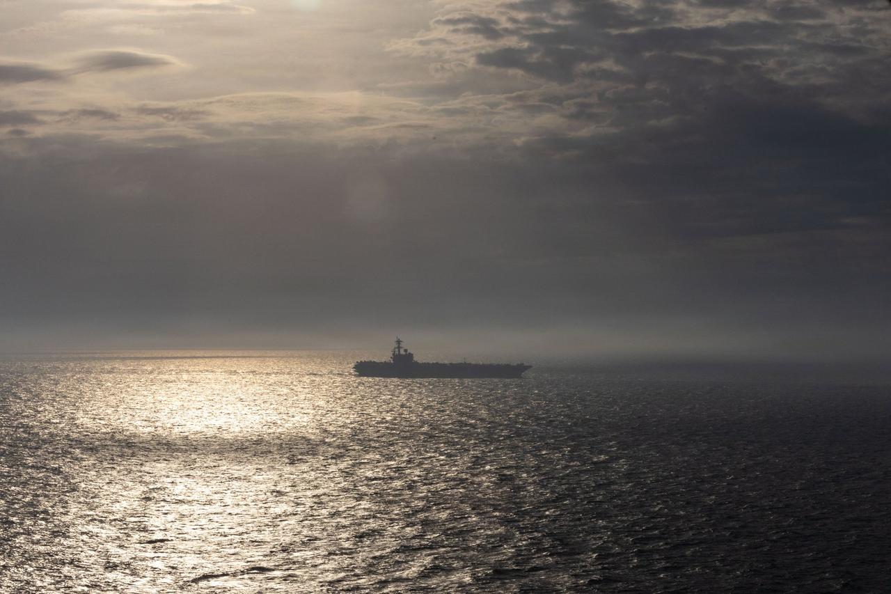 CVN-77 老布什号航舰正在穿越大西洋前往西班牙