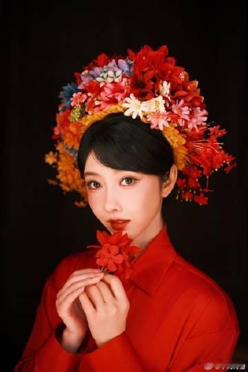 宣璐泉州非遗簪花造型宣璐泉州簪花随拍太好看了！红花点缀发髻，搭配古朴闽南建筑，温
