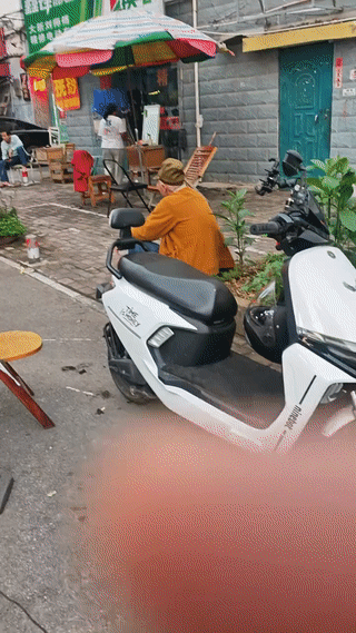 这老大爷戴什么帽子不好？
干嘛非要往头上戴一顶日本鬼子的军帽呢？
他难道不怕挨揍