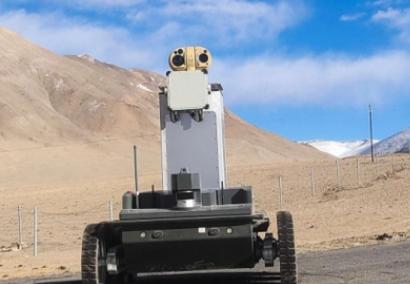 有印度媒体渲染称：“中国部署的边境执勤机器人可能被印度士兵抱走研究！”而中国边防