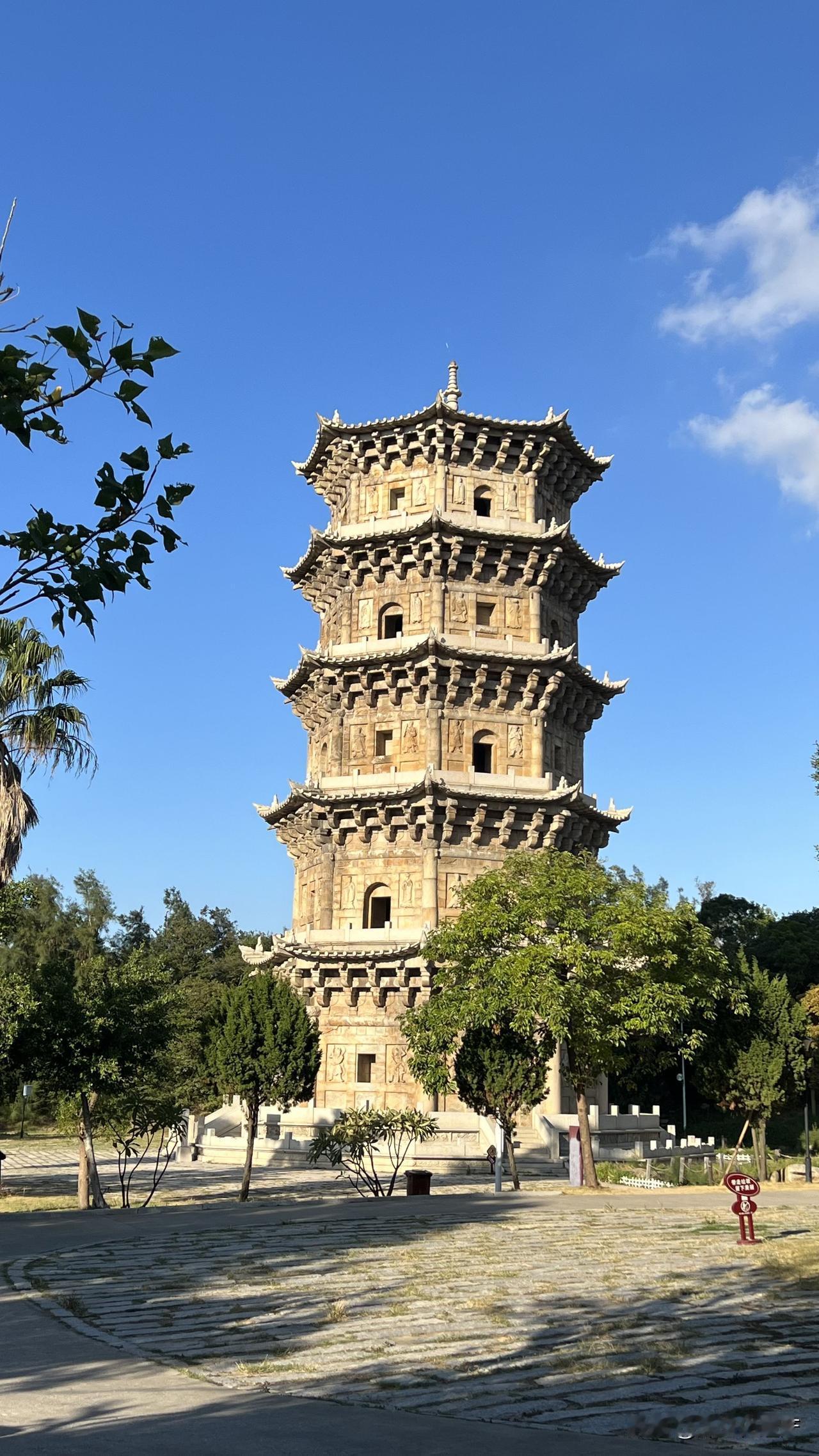 泉州石狮六胜塔，又称万寿塔，俗称“石湖塔”，是一个比较典型的元代建筑。值得注意的
