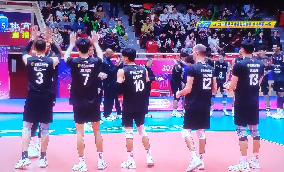 天津男排今天状态火热！外援拉扎尔第二局大力扣杀爆头保定男排自由人！男排队员扣球力