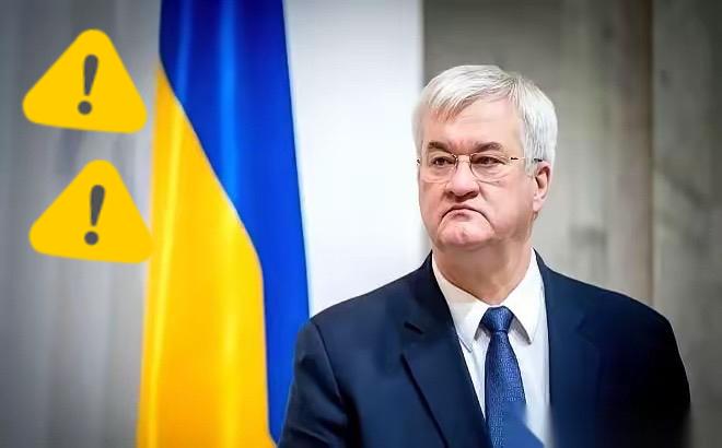 最讽刺的一幕，还是出现了。

当年掀桌子、撕合同、顺手带走45亿美元的人，如今又