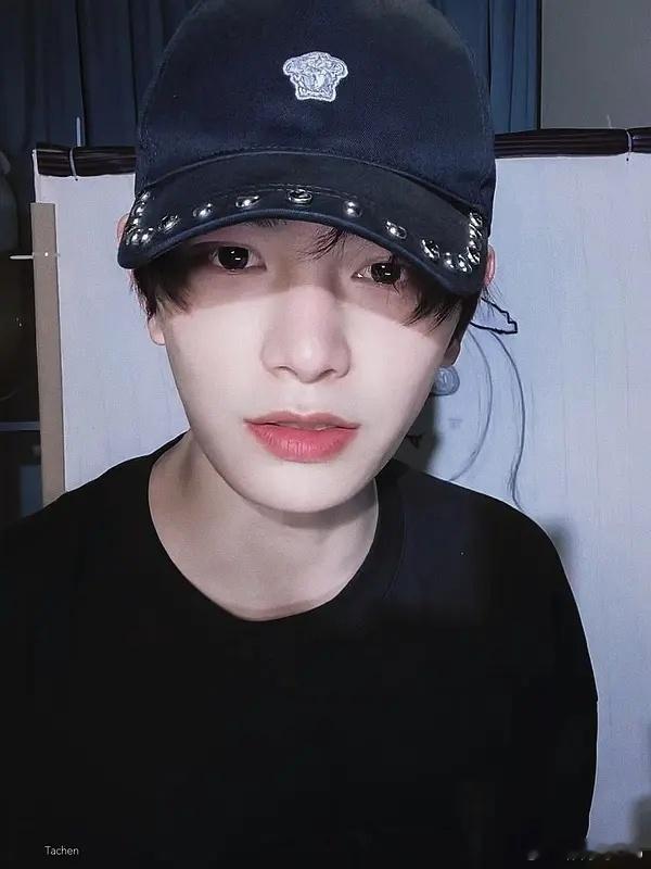 世界纷纷扰扰 丁禹兮开直播准备到跨年5小时陪伴粉丝 此刻正在漫长的装修Timin