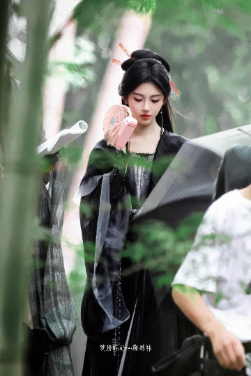 鞠婧祎黑衣阿黛鞠婧祎来战黑化造型 昨天还在看小鞠甩马尾……今天……老公🥵 ​​