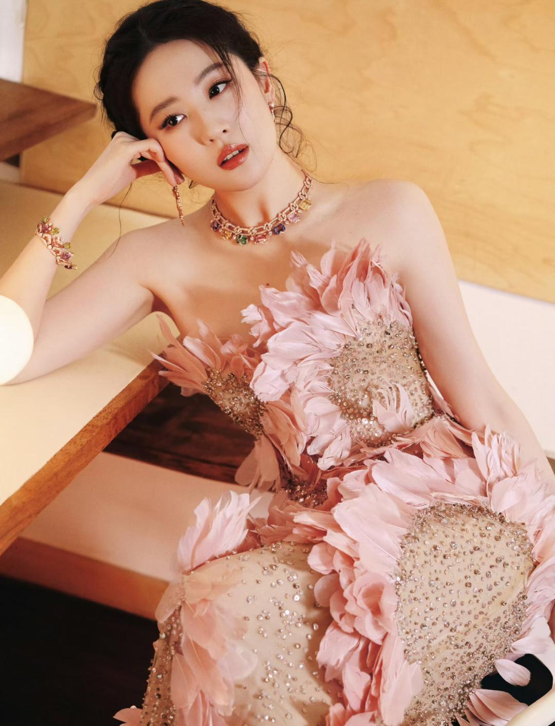 刘亦菲，浓妆淡抹总相宜，不愧是神仙姐姐，纯欲感满满!
刘亦菲是你心中的女神吗女神