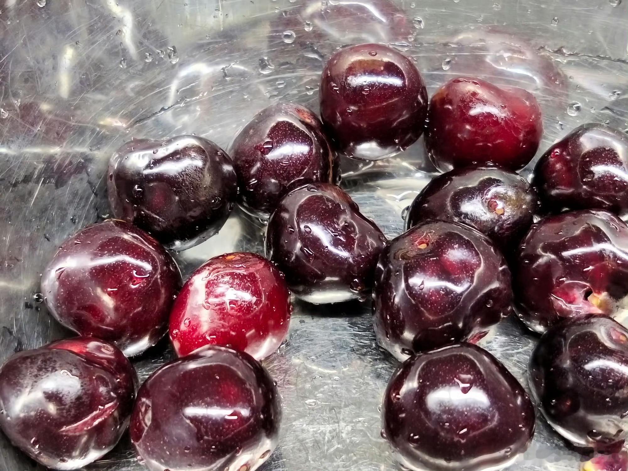 车厘子最近是吃爽了！对于商家来说，降价走量，薄利多销！双赢！车厘子价格暴跌商家却