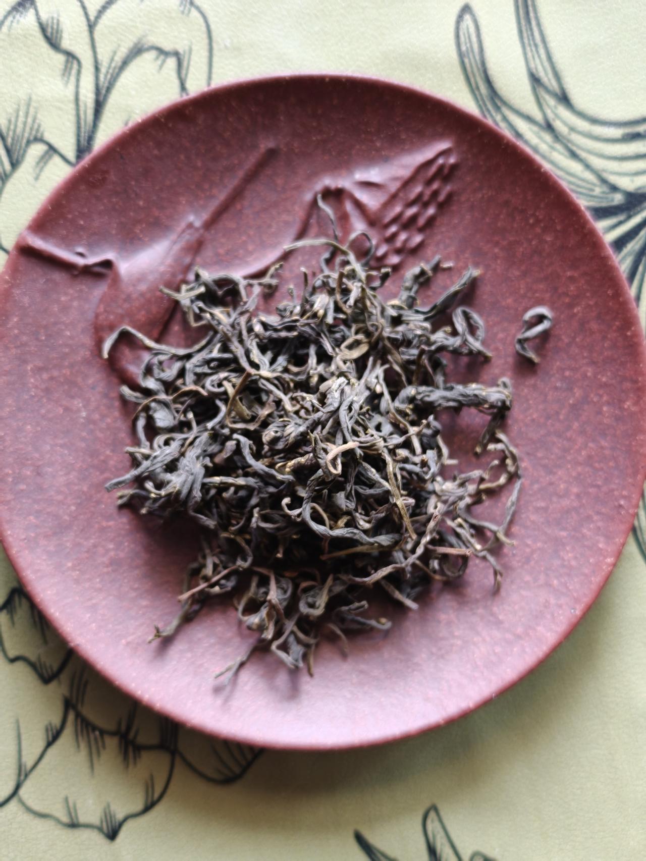 春天的味道，是田野上散发着青草气息的乡土，是一杯山泉泡的明前茶……