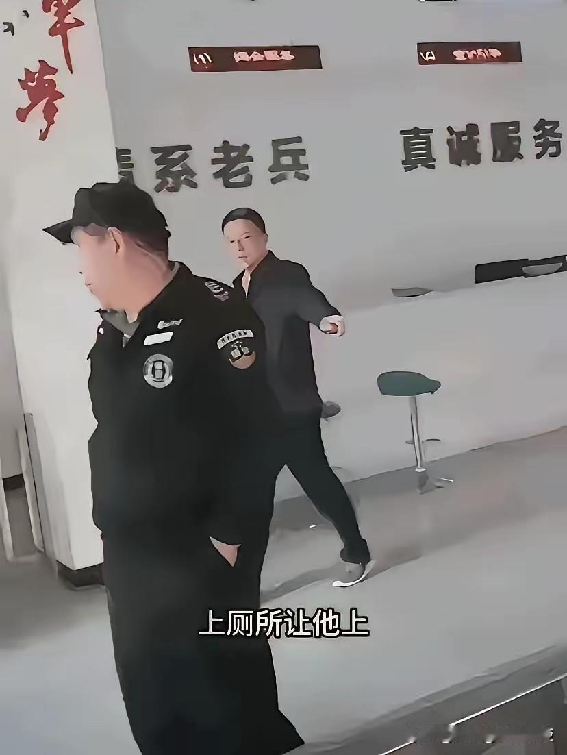 这两个保安拿着鸡毛当令箭，令人搞笑了…


​4月17号那天，一个身体有残疾的退