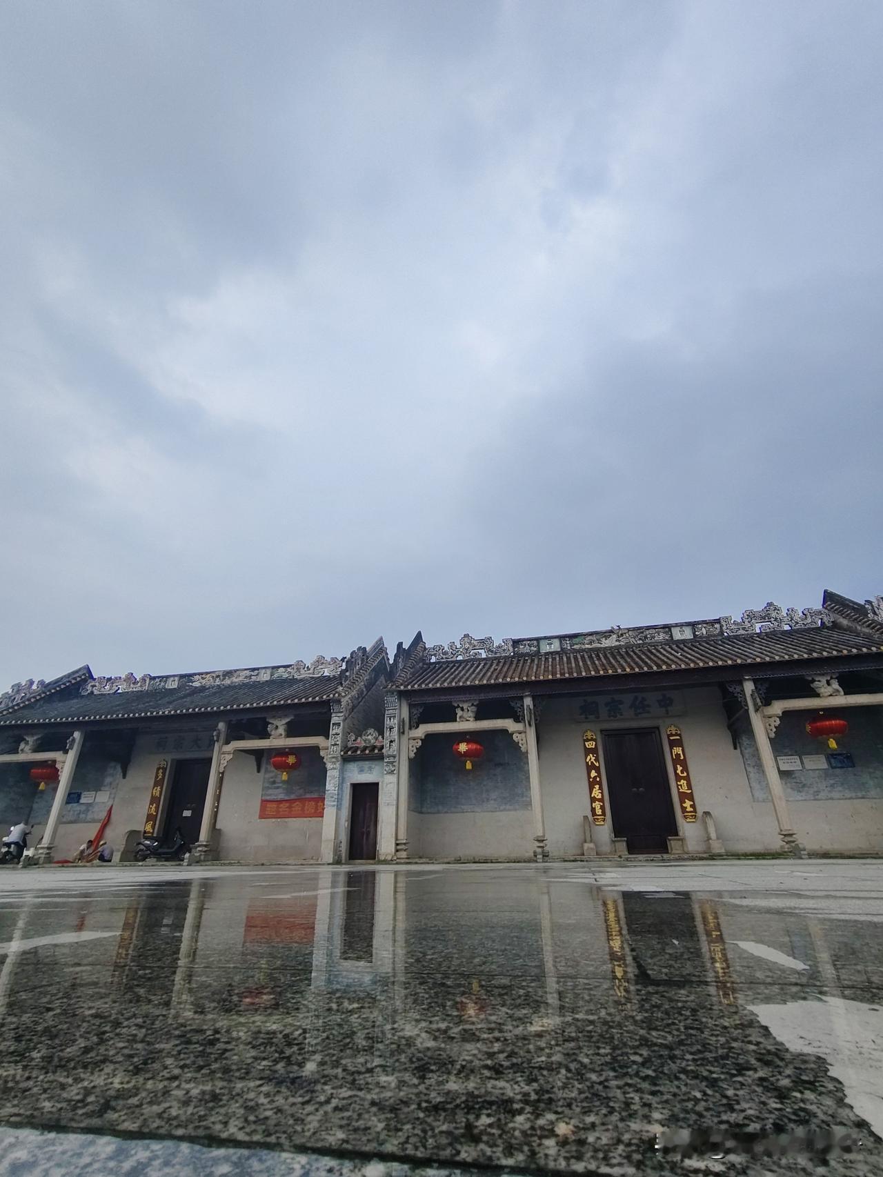 毕氏大宗祠旁荷塘，无高层建筑遮光，远距离花卉考验手机拍摄硬件
 
下完雨之后空气