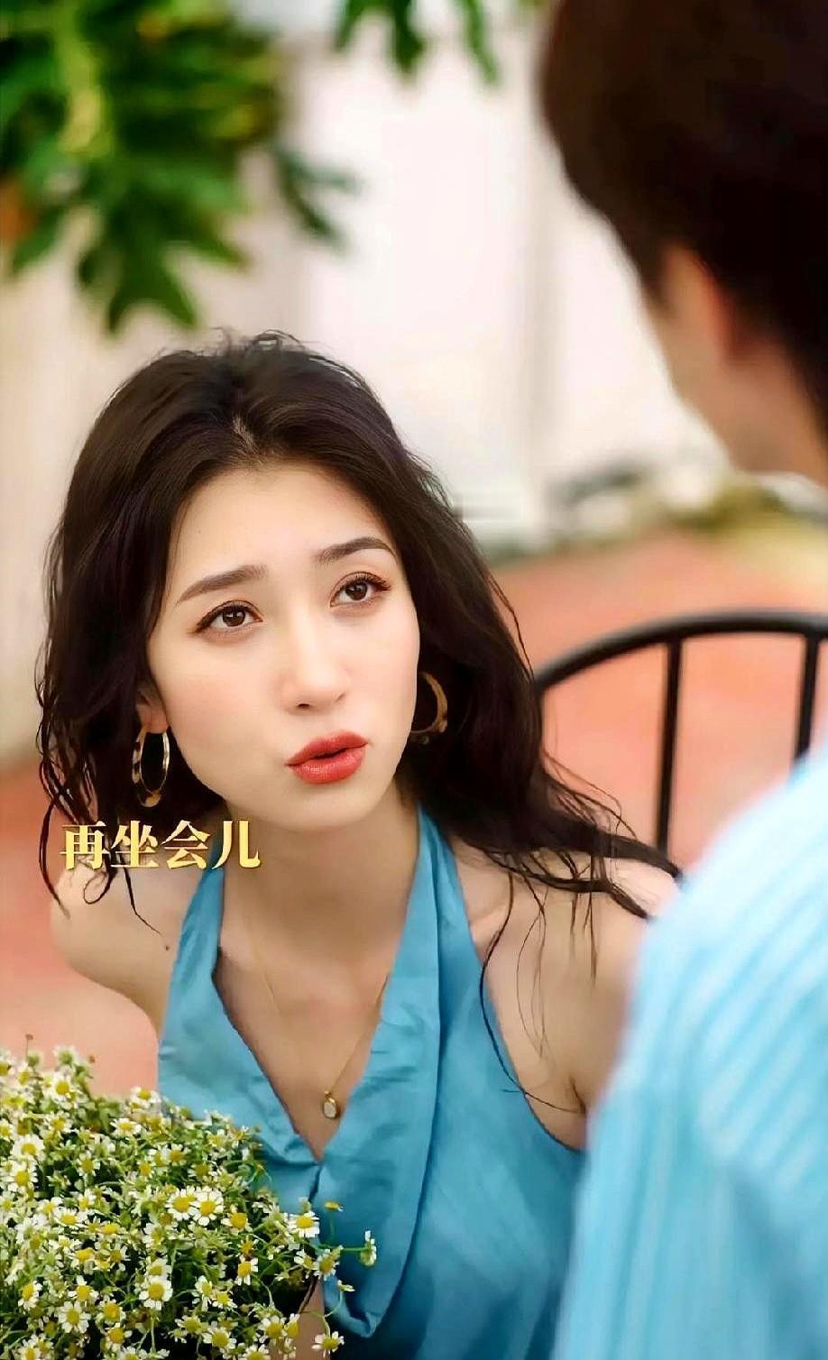 180万拍出的不是剧，是人心。
没滤镜，没撕逼，就俩人吃碗云吞，雨里走一条旧巷，