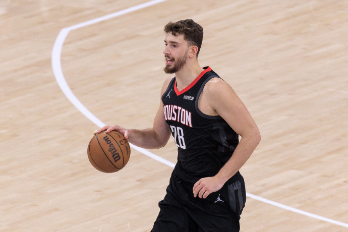 #申京带伤作战# 近日申京伤愈完成复出，但在接受采访时他表示自己的伤情还存在一些