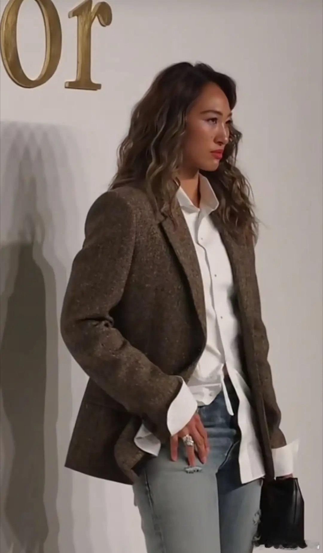 23岁郑钦文活动时以微卷发搭配西装外套与牛仔裤，长相高级，凭借高挑身材与自信气质