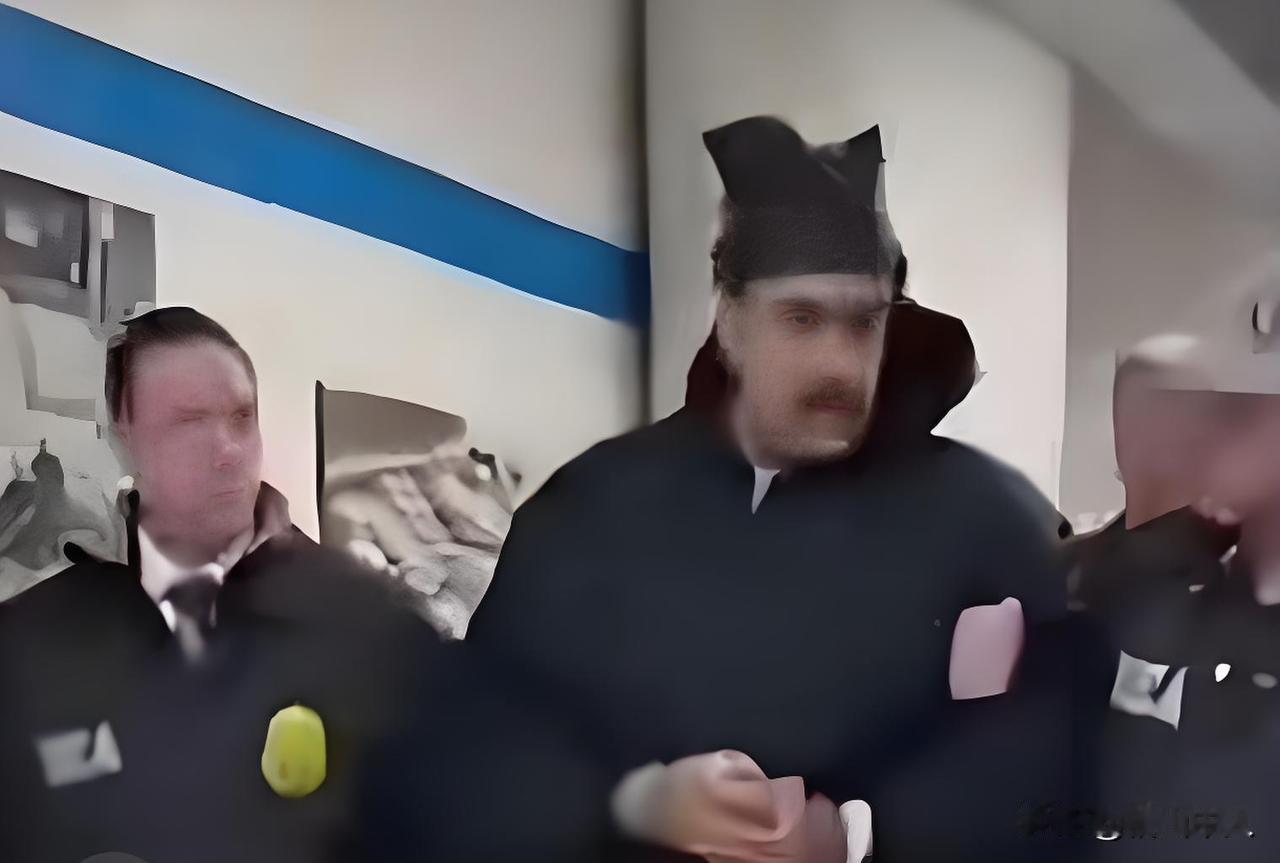 马杜罗的秘密住所在一座军营内。
线人是CIA间谍，一名可近距离接触马杜罗的委政府