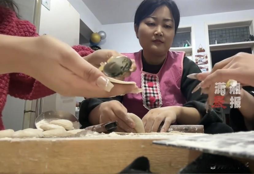 山东枣庄，李女士一家人在吃完年夜饭后，母亲便迅速拿起了擀面杖，开始准备包饺子，姐