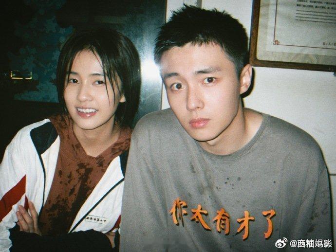 白鹿[超话]都一起发传单了华子星池能谈一个不 传单都一起发了，华子和星池还不赶紧