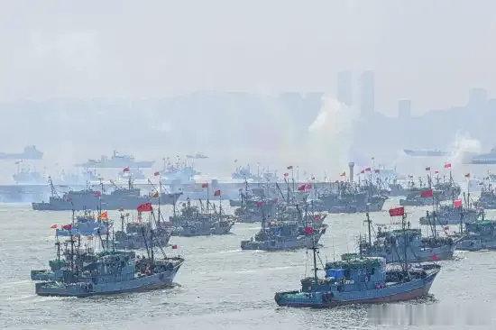 中国黄渤海休渔期结束，沿海各地渔船出海秋捕忙。[笑哈哈][微风] ​​​