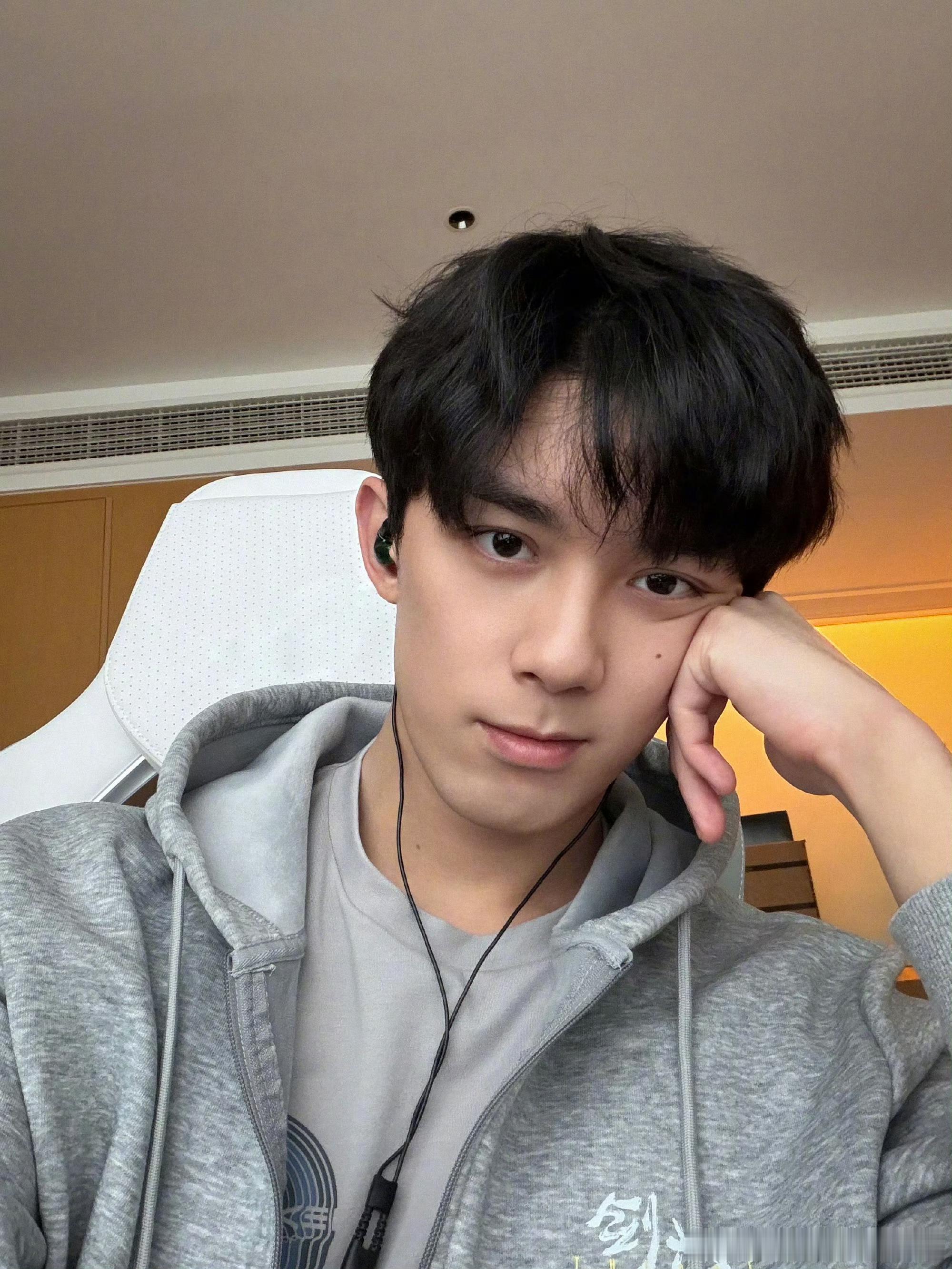 吴磊电竞少年自拍，大获全胜，是有点天赋在身的