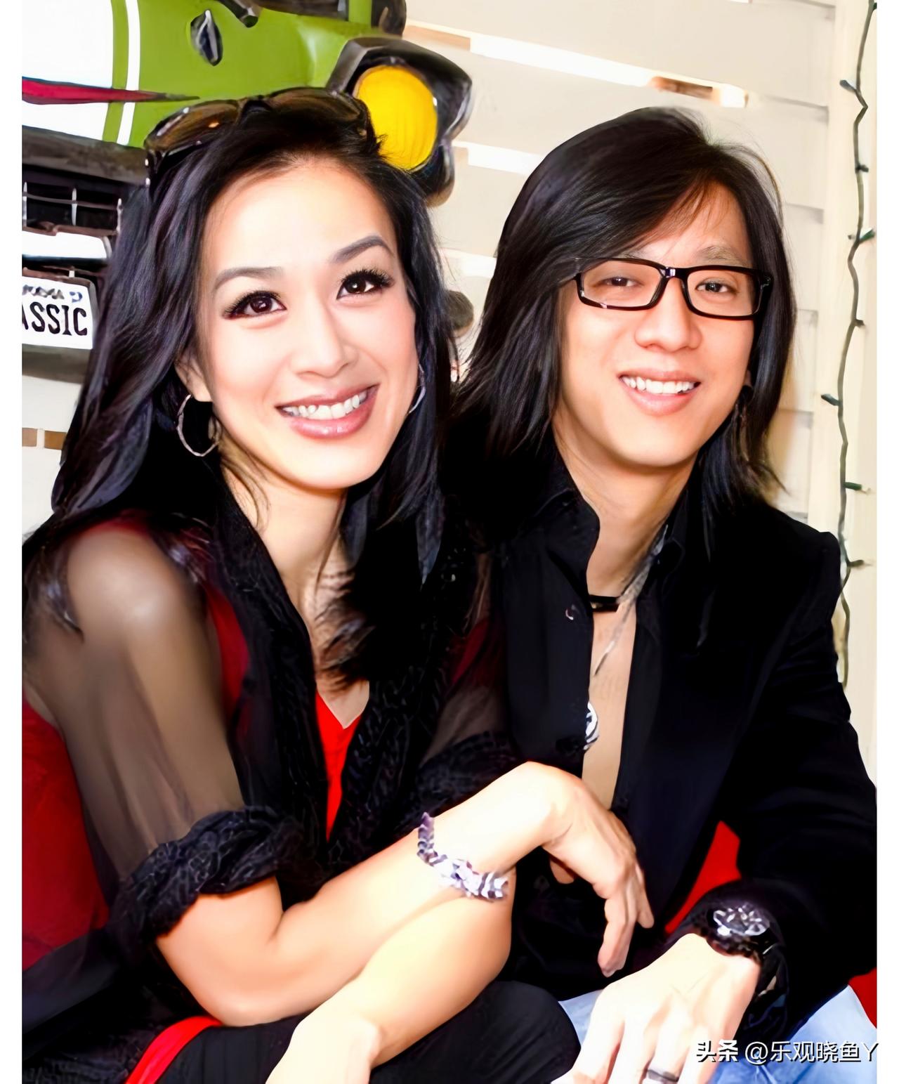 这是钟丽缇和第二任丈夫严铮热恋时期的一张合影，拍摄于二零零三年。此时钟丽缇三十三