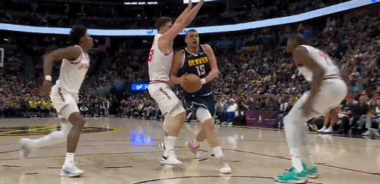 真强！阿杜连帽穆雷约基奇！
在今天NBA常规赛火箭对阵掘金的第四节比赛中，阿杜先