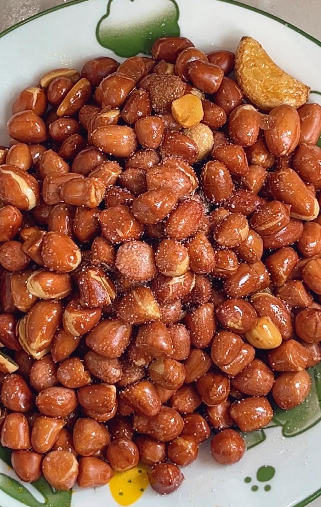 油炸花生米，到底是下酒神菜还是健康刺客？
 
不知道你们有没有发现，油炸花生米这