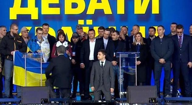 说到底如今乌克兰的惨状都是自己选的，明明能与俄罗斯依旧和平相处，却是偏偏选择要加