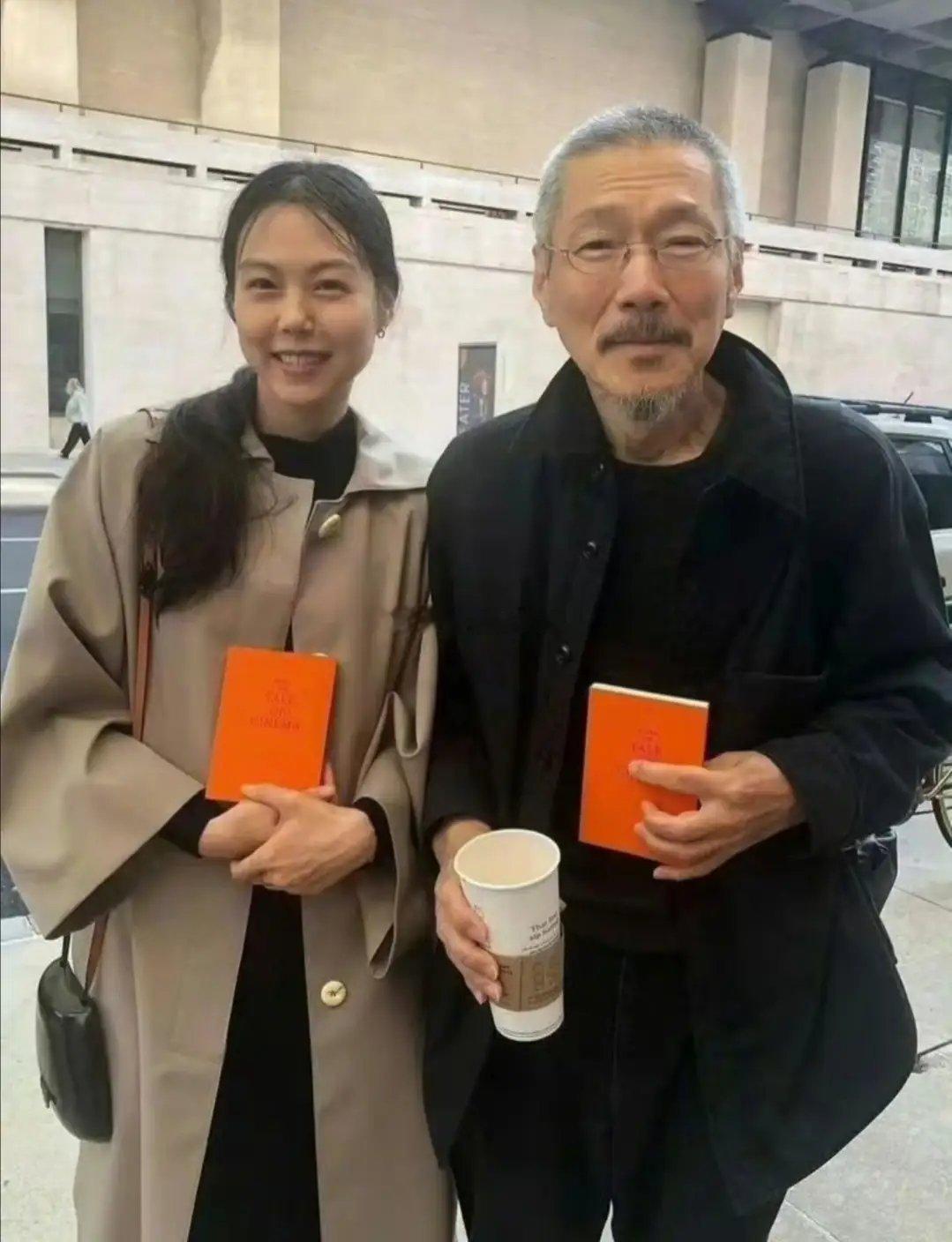 金敏喜带1岁儿子外出，65岁洪尚秀在旁玩手机，两人婚外情超10年！！！！！！ 