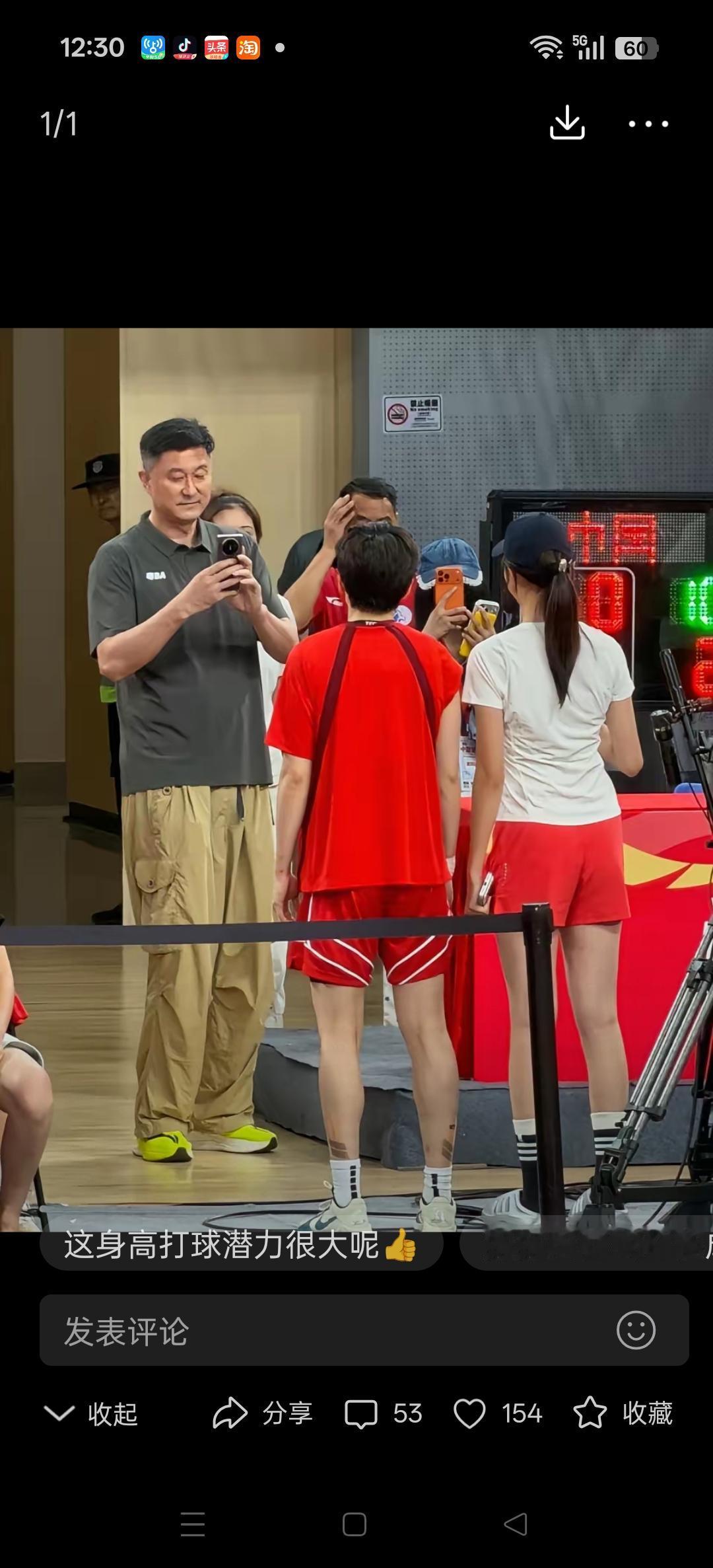 球迷偶遇杜峰指导带着女儿去佛山赛区看中国女篮VS尼日利亚女篮。
15岁就已经比杨