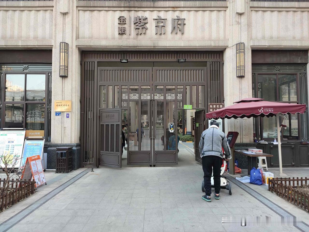 建邺河西中这个小区，年初还要690万呢
现在房东急售价只要600万了
是河西中为